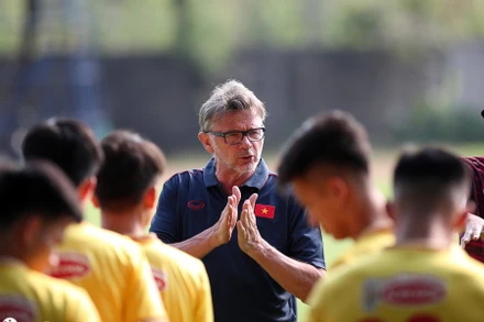 Huấn luyện viên Philippe Troussier chỉ đạo chiến thuật với các cầu thủ U22 Việt Nam trước trận gặp U22 Lào. (Ảnh VFF)