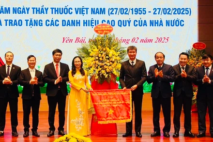 Lãnh đạo tỉnh Yên Bái trao cờ thêu cho ngành y tế Yên Bái. (Ảnh: THANH SƠN)