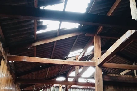 Một nhà sàn tại huyện Văn Chấn bị tốc mái.