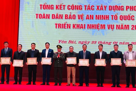 Các tập thể được nhận bằng khen của Bộ Công an tại hội nghị. (Ảnh: THANH SƠN)