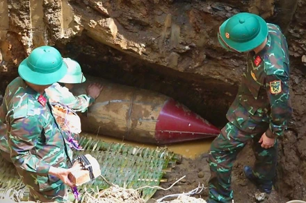 Đưa bom vào vị trí hủy nổ.