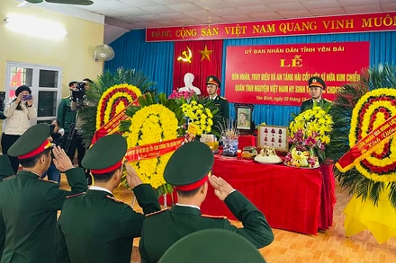 Lực lượng vũ trang truy điệu liệt sĩ Hứa Kim Chiểu. (Ảnh: THANH SƠN)