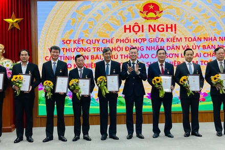 Trao Kỷ niệm chương cho các đồng chí có thành tích đóng góp cho sự nghiệp kiểm toán nhà nước.