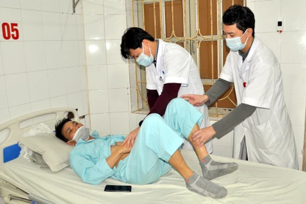 Thăm khám người bệnh tại Bệnh viện đa khoa tỉnh Yên Bái. (Ảnh THANH SƠN).