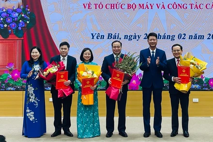 Lãnh đạo tỉnh Yên Bái tặng hoa chúc mừng lãnh đạo Sở Xây dựng. (Ảnh: THANH SƠN) 