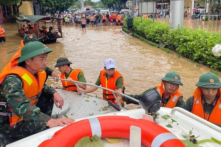 Cán bộ chiến sĩ Quân khu 2 tham gia ứng cứu người dân tại thành phố Yên Bái trong bão Yagi. (Ảnh: THANH SƠN)