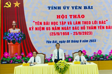 Các đồng chí lãnh đạo Tỉnh ủy Yên Bái chủ trì hội thảo.