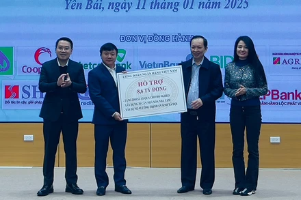 Lãnh đạo Ngân hàng Nhà nước Việt Nam trao 8,6 tỷ đồng cho tỉnh Yên Bái. (Ảnh: THANH SƠN)