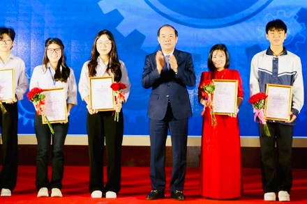 Đồng chí Tạ Văn Long, Phó Bí thư Thường trực Tỉnh ủy trao giải Nhất tại hội thi. (Ảnh: THANH SƠN)