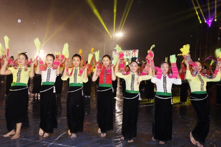 Một điệu xòe Thái tại thị xã Nghĩa Lộ.