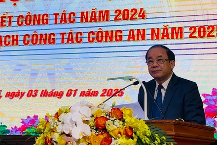Đồng chí Tạ Văn Long, Phó Bí thư Thường trực Tỉnh ủy phát biểu tại hội nghị. (Ảnh: THANH SƠN)