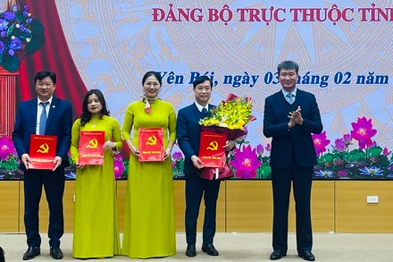 Bí thư Tỉnh ủy Trần Huy Tuấn tặng hoa chúc mừng Ban Tuyên giáo và Dân vận Tỉnh ủy. (Ảnh THANH SƠN)