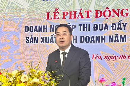 Chủ tịch Ủy ban nhân dân tỉnh Nguyễn Tuấn Anh phát động thi đua khối các doanh nghiệp tỉnh. (Ảnh: THANH SƠN)