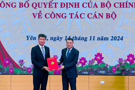 Đồng chí Trưởng Ban Tổ chức Trung ương trao quyết định chuẩn y Bí thư Tỉnh ủy Yên Bái. (Ảnh: THANH SƠN)