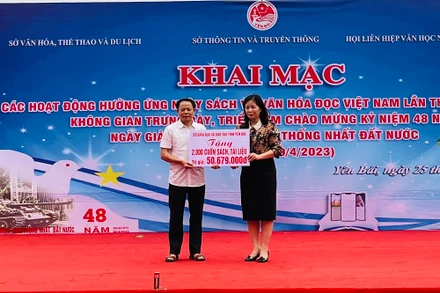 Lãnh đạo Sở Giáo dục và Đào tạo tỉnh trao tặng 2.000 cuốn sách, tài liệu cho Hội Khuyến học tỉnh.