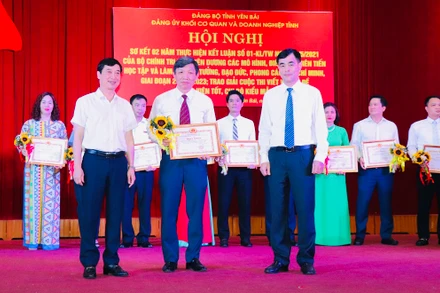 Trao thưởng các cá nhân điển hình tiên tiến.