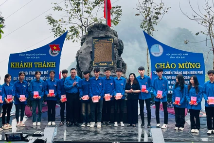 Lễ kết nạp 70 thanh niên ưu tú vào Đoàn tại khu di tích. (Ảnh: THANH SƠN)