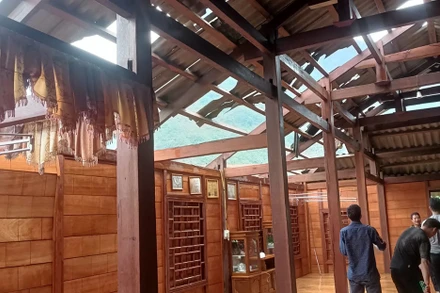 Một nhà dân tại huyện Trấn Yên bị tốc mái nhà. (Ảnh Báo Yên Bái)