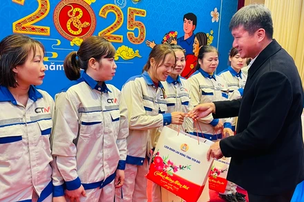 Bí thư Tỉnh ủy Trần Huy Tuấn trao quà Tết cho công nhân lao động tại huyện Lục Yên. (Ảnh: THANH SƠN)