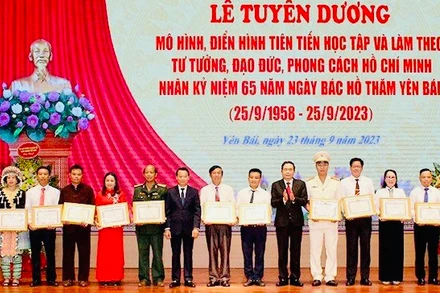 Trao thưởng các tập thể, cá nhân điển hình tinn tiến.