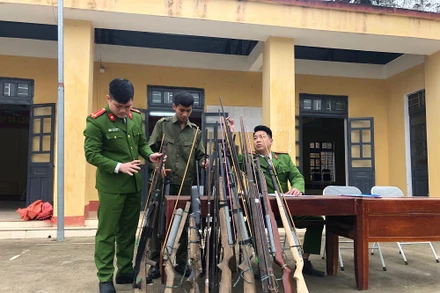 Công an xã Quang Minh, huyện Văn Yên (Yên Bái) kiểm đếm vũ khí tự chế.