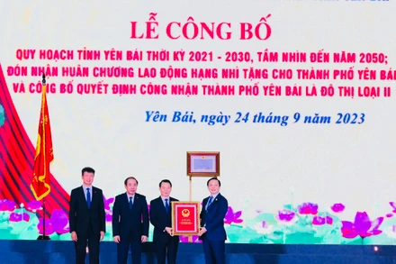 Trao các quyết định của Chính phủ đối với tỉnh Yên Bái.