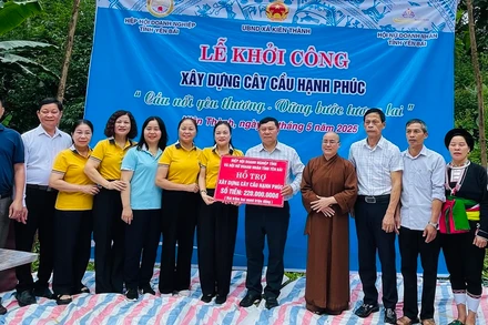 Các đơn vị trao hỗ trợ 220 triệu đồng xây cầu tại xã Kiên Thành, huyện Trấn Yên. (Ảnh: THANH SƠN)