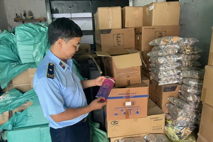 Kiểm tra việc kinh doanh thực phẩm chức năng tại thị trấn Thác Bà, tỉnh Yên Bái. (Ảnh: THANH SƠN)