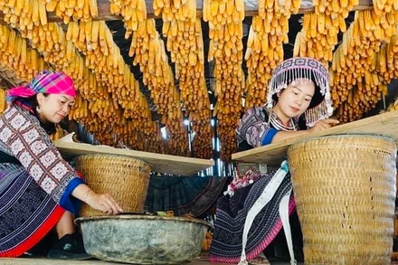 Vễ sáp ong của đồng bào H' Mông Mù Cang Chải, được du khách ưa chuộng khám phá. (Ảnh: THANH SƠN)