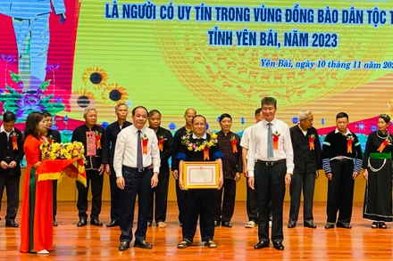 Lãnh đạo tỉnh Yên Bái trao thưởng người có thành tích là đồng bào dân tộc thiểu số.