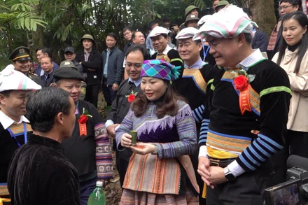 Lãnh đạo tỉnh Yên Bái "Làm Lý" trong lễ cúng rừng. (Ảnh THANH SƠN)