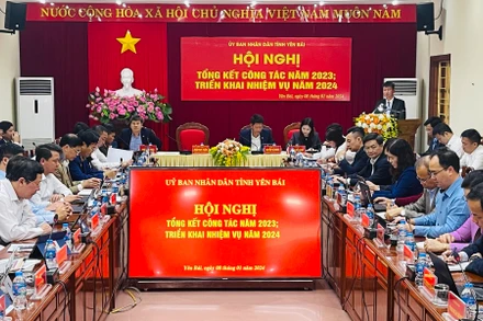 Chủ tịch Ủy ban nhân dân tỉnh Trần Huy Tuấn phát biểu chỉ đạo hội nghị. (Ảnh THANH SƠN).