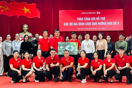 Trao hỗ trợ tiền cho 17 hộ dân phường Yên Ninh bị thiệt hại do bão Yagi. (Ảnh: THANH SƠN)