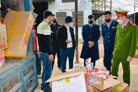 Các cơ quan chức năng kiểm tra hàng hóa trước khi tiến hành tiêu hủy. (Ảnh: THANH SƠN).