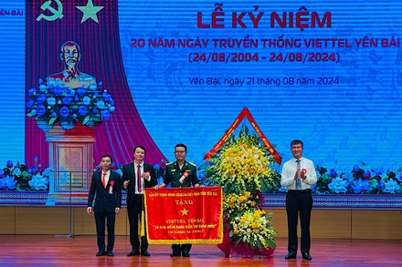 Chủ tịch Ủy ban nhân dân tỉnh Trần Huy Tuấn trao cờ thêu cho đơn vị. (Ảnh: THANH SƠN)