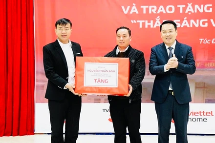 Chủ tịch Ủy ban nhân dân tỉnh Nguyễn Tuấn Anh tặng quà nhân dân xã Túc Đán. (Ảnh: THANH SƠN)