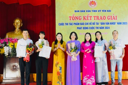 Các tác giả đạt giải tại cuộc thi.