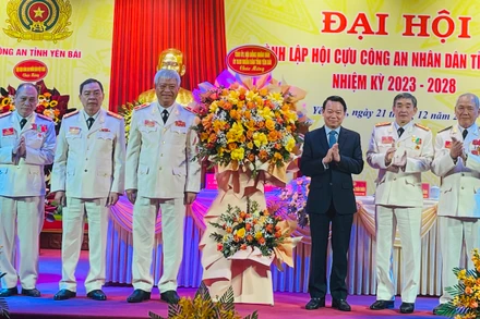 Bí thư Tỉnh ủy Yên Bái Đỗ Đức Duy tặng hoa chúc mừng đại hội. (Ảnh: THANH SƠN)