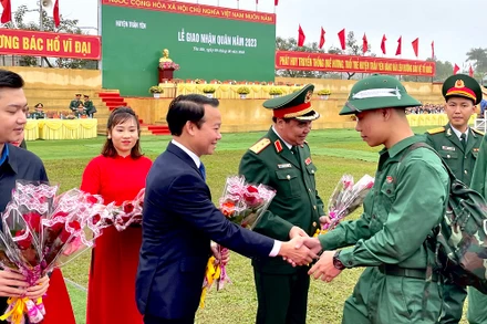 Đồng chí Đỗ Đức Duy, Ủy viên Trung ương Đảng, Bí thư Tỉnh ủy tặng hoa chúc mừng tân binh.