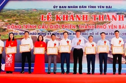 Khen thưởng cho các tập thể, cá nhân có thành tích xuất sắc.