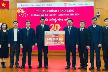 Lãnh đạo chi nhánh Agribank Yên Bái trao biểu trưng hỗ trợ 1.200 suất quà Tết cho Mặt trận Tổ quốc tỉnh Yên Bái. (Ảnh: THANH SƠN).