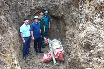 Kiểm tra bom trước khi hủy nổ. (Ảnh: THANH SƠN)