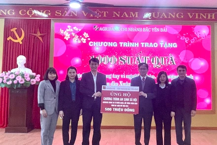 Lãnh đạo ngân hàng Agribank chi nhánh Bắc Yên Bái trao 500 triệu đồng cho Ủy ban Mặt trận tổ quốc Việt Nam tỉnh Yên Bái.