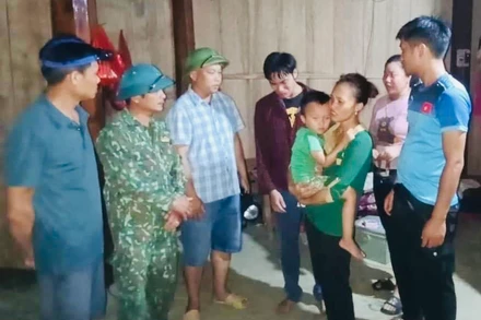 Lãnh đạo xã Phong Dụ Hạ đến động viên gia đình nạn nhân bị nước lũ cuốn trôi.