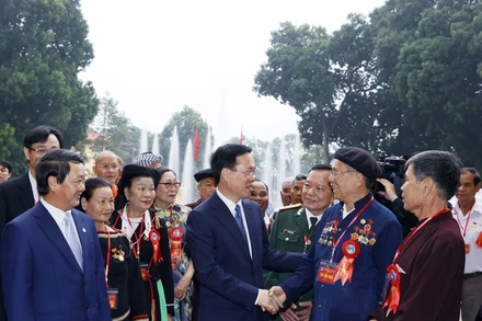 Chủ tịch nước Võ Văn Thưởng gặp mặt thân mật các đại biểu. (Ảnh: TTXVN)