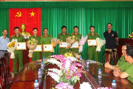 Đại diện Tổ chức cứu hộ động vật Soi Dog Foundation trao giấy khen cho Phòng Cảnh sát môi trường, Công an tỉnh Đồng Tháp.