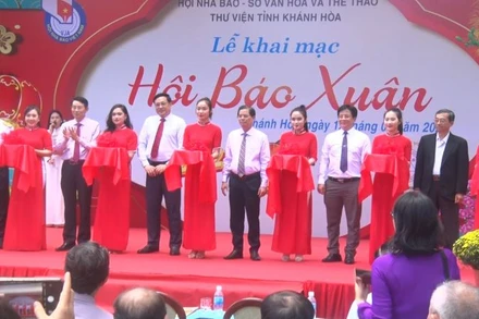 Cắt băng khai mạc Hội Báo Xuân Khánh Hòa Quý Mão năm 2023. (Ảnh: NGỌC HÒA)