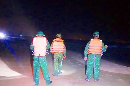 Cán bộ, chiến sĩ Đồn biên phòng Bình Minh triển khai tìm kiếm ngay từ đêm qua đến nay, nhưng chưa tìm thấy nạn nhân. (Ảnh: BP)