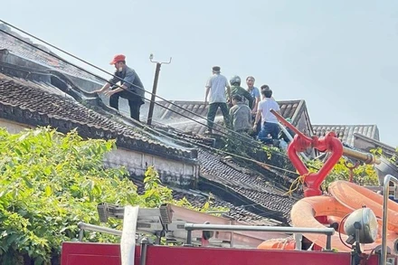 Lực lượng chức năng dập tắt đám cháy tại khu phố cổ Hội An.