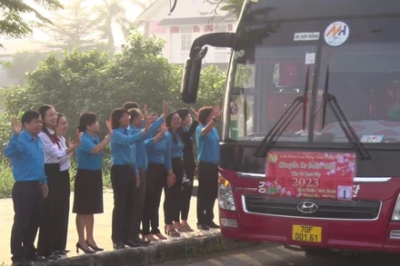 Lãnh đạo Liên đoàn Lao động Long An và mạnh thường quân chào tạm biệt công nhân trên các chuyến xe về quê đón Tết.